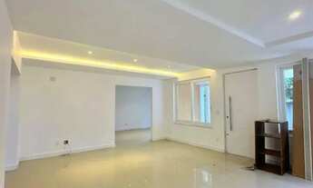 Imagem 2: Casa com 4 quartos à venda por R$ 3.300.000 - Itacoatiara - Niterói/RJ