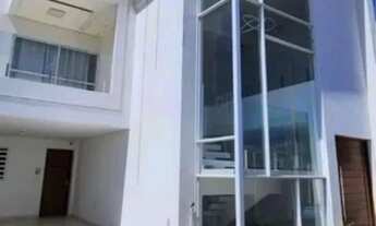 Imagem: Casa Tripléx com piscina, lago ornamental