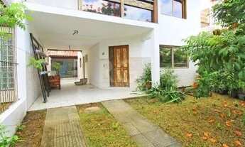 Imagem 2: Casa em Porto Alegre, no bairro Hípica, com 3 dormitório(s), e 3 banheiros, à venda