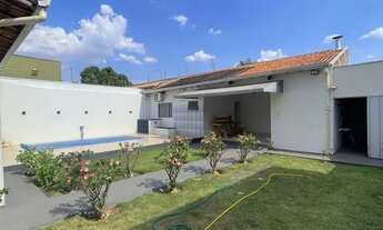 Imagem: Casa Térrea com 4 Quartos e Piscina no