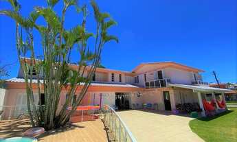 Imagem: Belíssimo sobrado com piscina no centro