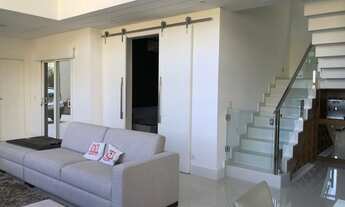 Imagem 6: Casa moderna a venda no condomínio Real Park Arujá possui 3 suítes e piscina privativa