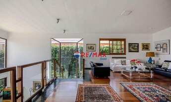 Imagem 2: Excelente Casa, 02 Suítes, 02 Vagas, Jardim Amplo, muito verde, Piscina, Churrasqueira e O