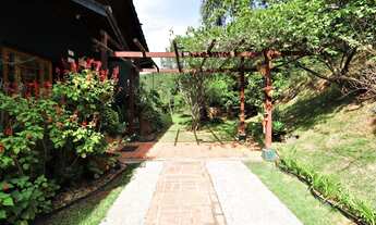 Imagem 4: Casa térrea construida em lote duplo com excelente acabamento e estilo rústico. Venha conh