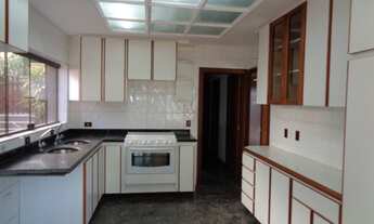 Imagem 5: Belíssima casa, repleta de armários, com escritório, piso em madeira, e com churrasqueira