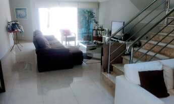 Imagem 7: Casa de condomínio Alphaville para venda possui 300 metros quadrados com 4 quartos