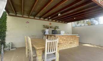 Imagem 2: Casa a venda em condomínio 3 quartos sendo uma suíte Lavabo, piscina, área Goum