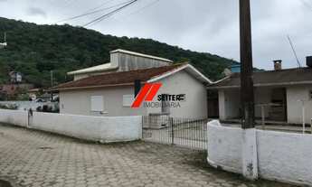 Imagem 6: Casa térrea de esquina com amplo terreno na Armação, próxima à praia, Florianópolis