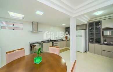 Imagem 2: SOBRADO DE FRENTE PARA A RUA COM PLANTA FUNCIONAL