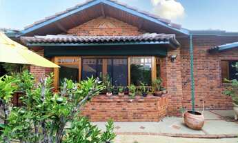 Imagem 3: Casa térrea construida em lote duplo com excelente acabamento e estilo rústico. Venha conh