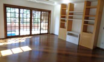 Imagem 2: Belíssima casa, repleta de armários, com escritório, piso em madeira, e com churrasqueira