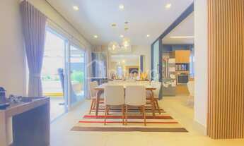 Imagem 2: Exuberante sobrado com 4 suítes, sala de tv, piscina e quintal