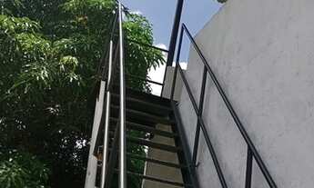 Imagem 2: Casa com suíte, cozinha americana, área de serviço e terraço. Zap