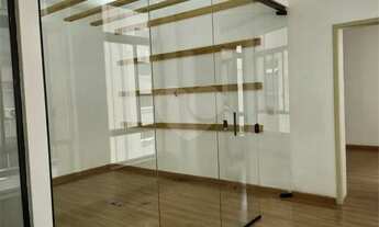 Imagem 7: Conjunto comercial com salas envidraçadas, recentemente reformado, em localização ideal do