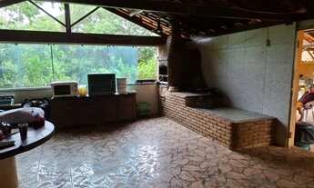 Imagem 7: Sitio de 2.700m² bem localizado com casa, área de lazer,piscina, cozinha caipira