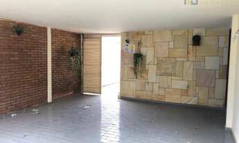 Imagem: Casa central com amplo quintal à venda