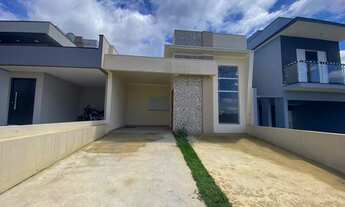 Imagem: Casa térrea em condomínio recém construída