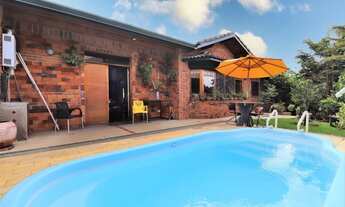 Imagem 2: Casa térrea construida em lote duplo com excelente acabamento e estilo rústico. Venha conh