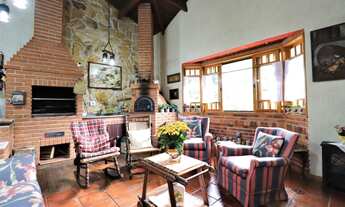 Imagem 6: Casa térrea construida em lote duplo com excelente acabamento e estilo rústico. Venha conh