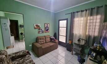 Imagem 4: 2 casas com: sala, cozinha, 2 quartos, sendo um suíte e garagem coberta para 1 carro