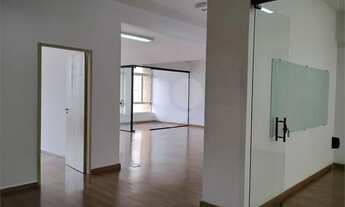 Imagem 4: Conjunto comercial com salas envidraçadas, recentemente reformado, em localização ideal do