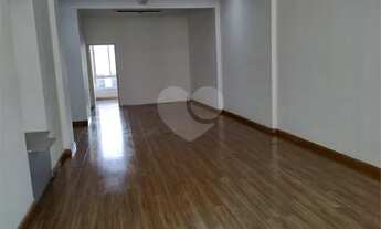 Imagem 6: Conjunto comercial com salas envidraçadas, recentemente reformado, em localização ideal do