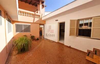 Imagem 2: Casa térrea com três dormitórios uma edicula e garagem para três carros