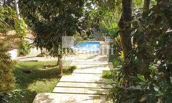 Imagem 3: Casa Espaçosa com Garagem Coberta, Salão de Festas e Piscina