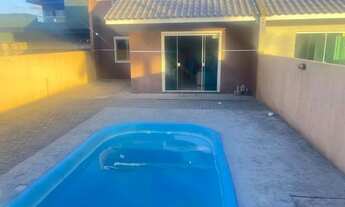 Imagem 2: Casa à venda com piscina a poucos metros da praia!
