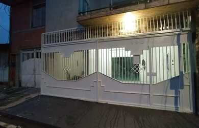 Imagem 2: VENDO EXCELENTE CASA COM DOIS PAVIMENTOS E SACADA PRÓXIMA DE TUDO!!