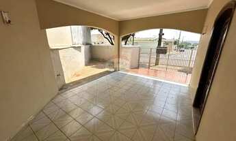 Imagem 3: Casa a venda em Lins com 3 dormitórios sendo 2 suítes, sala de TV e jantar, cozinha, 4 ban