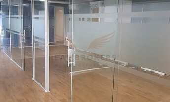 Imagem 3: Sala mobiliada para locação em Alphaville pronta para ocupação imediata