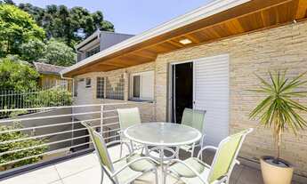 Imagem 6: Sobrado triplex com piscina, 4 quartos, sendo 3 suítes, e 7 banheiros, no bairro Mercês, C