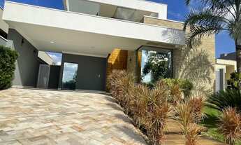 Imagem 2: Casa a venda com 220 metros quadrados com 3 quartos, 3 suítes, varanda gourmet e piscina a