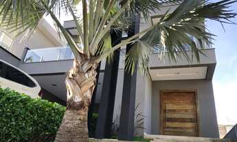 Imagem 2: Casa moderna a venda no condomínio Real Park Arujá possui 3 suítes e piscina privativa