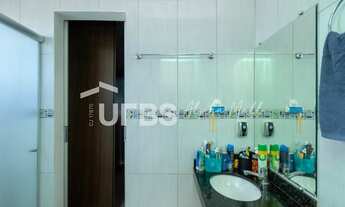 Imagem 4: Casa de condomínio sobrado para venda possui 250 metros quadrados com 4 quartos