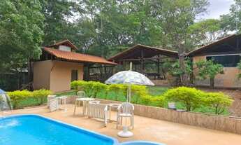 Imagem 2: Sitio de 2.700m² bem localizado com casa, área de lazer,piscina, cozinha caipira