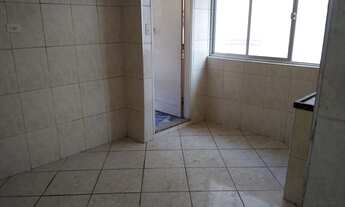 Imagem 3: Apartamento 2 Dormitórios. Único 2o andar, amplo, ventilado c vista livre por todo imóvel