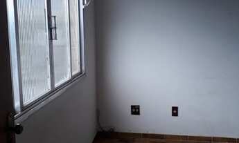 Imagem 2: Apartamento espaçoso com 2 amplos dormitórios, sala para 2 ambientes, cozinha, área de ser