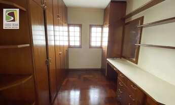 Imagem 2: Casa de condomínio para venda tem 466 metros quadrados com 5 quartos sendo 2 suítes