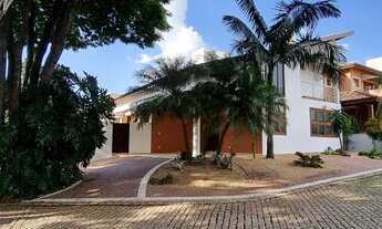 Imagem 5: Casa de condomínio para venda tem 330 metros quadrados com 5 quartos