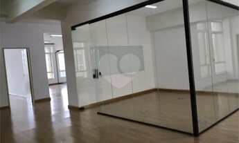 Imagem 3: Conjunto comercial com salas envidraçadas, recentemente reformado, em localização ideal do