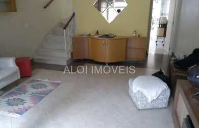 Imagem 2: Casa, de frente para praça das corujas. Casas cercadas por um imenso bosque com arvores d