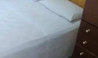 Imagem: Quarto com banheiro privativo mobiliado