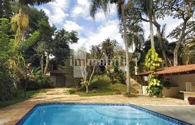 Imagem 2: Casa Espaçosa com Garagem Coberta, Salão de Festas e Piscina