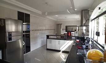 Imagem 2: Sobrado para venda possui 360 metros quadrados com 4 quartos