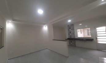 Imagem 2: Linda casa com 2 quartos sala, cozinha, revestimento, garagem coberta e aceita financiamen