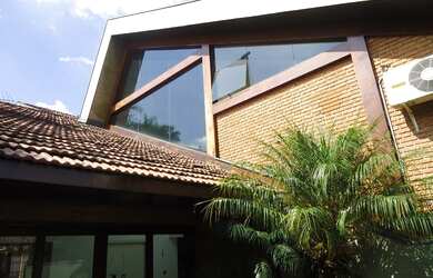 Imagem 4: 5 Dts (3 Stes), 4 vagas, vários livings, Piscina e Gazebo: 550m A.C