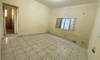 Imagem 2: Kitão com Grande Quintal e Vaga de Garagem no Caiçara, Apenas 70 Metros da Praia