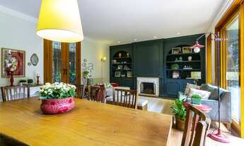 Imagem: Casa térrea, iluminada, em rua tranquila